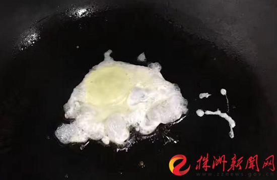 陈女士煎鸡蛋时，发现鸡蛋居然没有蛋黄（受访者供图 &nbsp;） &nbsp;