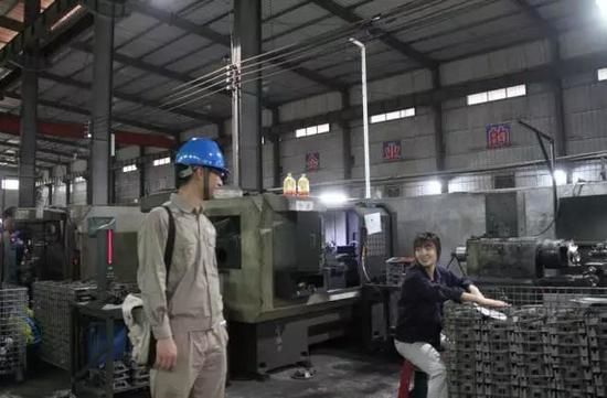 
听了我们的解释，她笑了。那是我第一次看她笑，真好看。