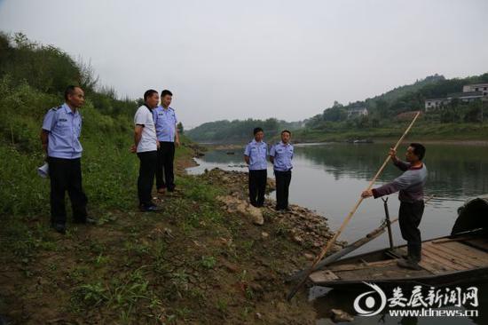 （执法人员向渔民宣讲相关政策）