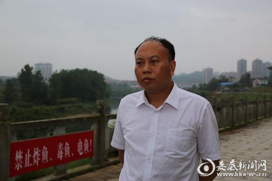 （区畜牧兽医水产局党组书记、局长谢望接受采访）