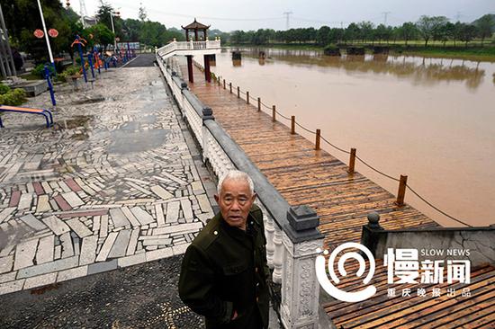 村民罗太喜带着记者参观捞刀河旁的体育活动中心,村民们每年都会在河上举行龙舟比赛。
