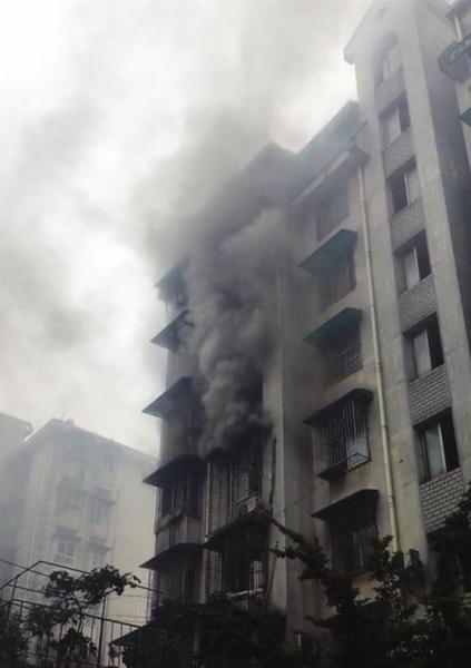 
	5月21日中午，长沙王公塘街一临街小区发生火灾。当地居民提供的视频显示，5楼（包含一楼架空层）窗户冒出浓烟。
