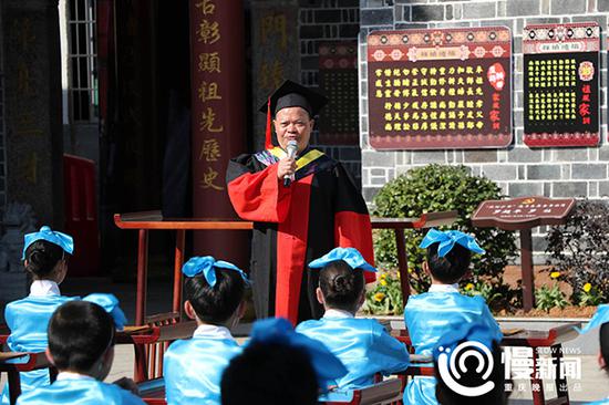 今年2月13日,秧田村完小开学,学校请来了从秧田村走出去的博士罗智祥,给孩子们上第一堂课。