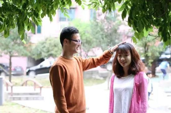 
她渐渐向我靠近...