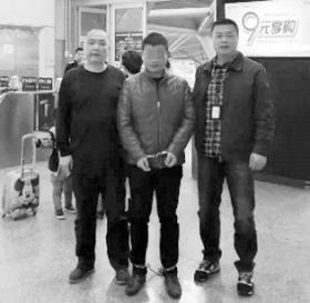 ▲岳阳云溪警方将千万富翁李美建从广州抓 捕归案。资料图片
