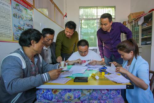 湖南省泸溪县纪委通过群众举报、财务核查线索等方式收集 “雁过拔毛”式问题线索。图为该县纪委到洗溪镇灯油坪村督查雁过拔毛财务清理工作。（泸溪县纪委胡灵芝 张克宁）