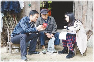 　　湖南保靖县纪委工作人员到村民家中核实问题线索。陈晓丽摄