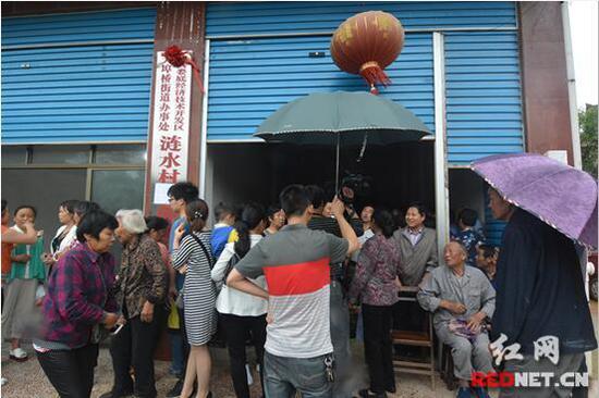 娄底市人社局经开区分局为被征地农民“买社保”