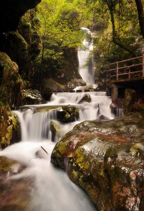 观音岩景区，是国家AAAA级旅游景区，位于三爪仑国家森林公园腹地，因剑门峰上巨型观音石而得名。