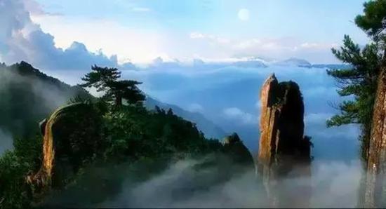 明月山地处江西宜春，风景秀丽。奇峰险壑、温泉飞瀑、珍稀动植物和禅宗文化非常有名，传说是当年嫦娥奔月的地方。照片来自网络
