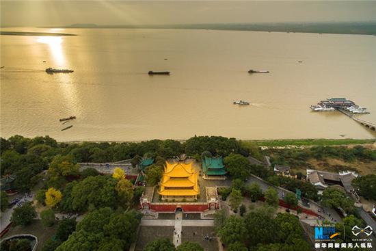 登岳阳楼，看洞庭湖，朝晖夕阴，气象万千。 新华社