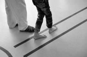 康复医生扶着王释玉走直线，这样可以锻炼他手脚的协调性。