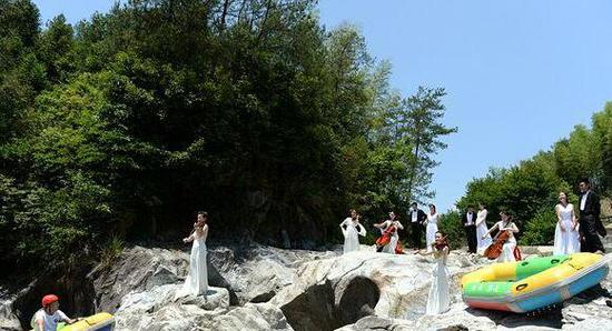 　　27日，岳阳平江石牛寨景区蟒洞峡谷漂流对外开放。