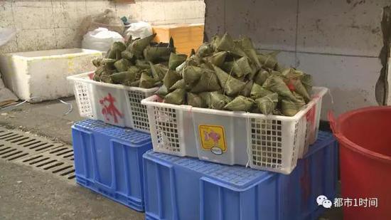 记者随后也在现场购买了一些粽子,经过观察,这些粽子并不新鲜,其价格和市场内现场制作的粽子相比,竟然快便宜了将近一半。