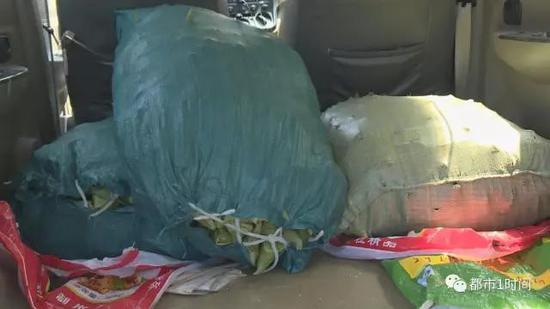 此时,车子里已满载着粽子,一名男子正拖着板车,给市场内的食品摊贩依次送货。