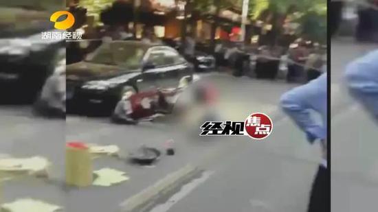 根据目击者拍摄的图片,事发现场被拉起警戒线,男子已经不幸身亡,骑的车也倒在了一边。