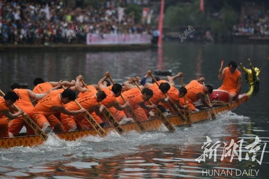 凤凰古城举办端午龙舟赛。湖南日报记者 郭立亮 通讯员 麻正规 唐金生 摄