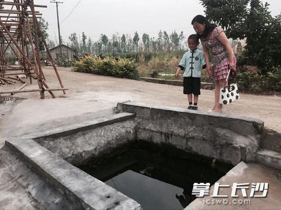 龚沐辰告诉陈校长,姜嘉豪就是掉在这口水井里。长沙晚报记者 朱炎皇 摄