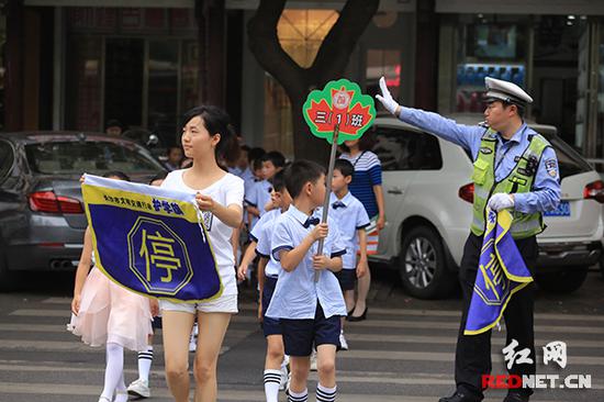 
	新制护学旗儿童节前期“上线”，当学生有过马路需求时，旗手可使用“护学旗”维护学生过马路。
