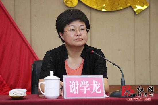 (涟源市委书记谢学龙主持会议)