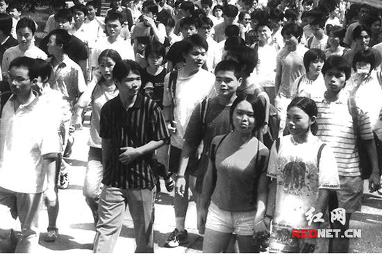 1997年7月8日,长沙市一中的考生们兴高采烈步入考场。