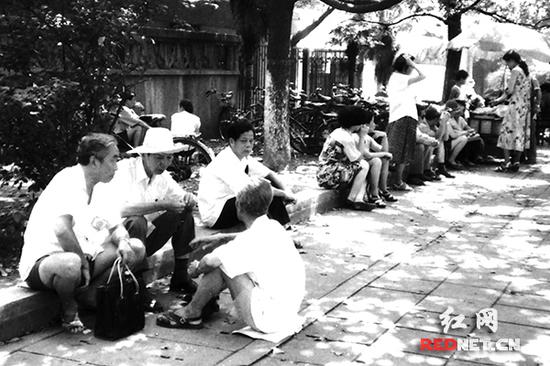 1996年,家长们耐心地等待高考考生胜利归来。