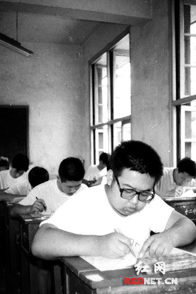 1997年7月8日上午,长沙市一中考场的考生在认真答题。