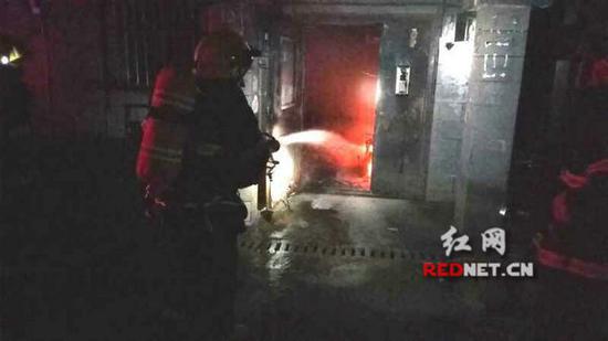 7日，长沙岳麓区一小区突发火灾 消防官兵冲进火场成功救出12人