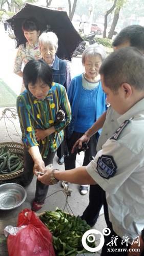 卖菜婆婆收假币急哭 娄底城管用真钞换假钞