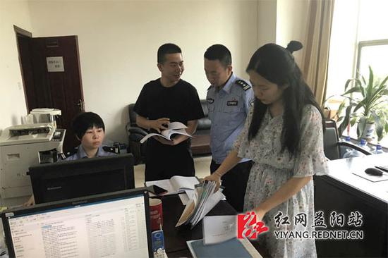 检查各单位登记记录,查看是否有违规收送礼品问题。