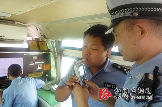 检查执勤民警执勤情况,查看是否违规饮酒。