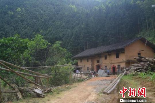 朱前意一家住的土坯房。 郑万生 摄 朱前意一家住的土坯房。 郑万生 摄