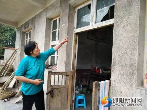 张杏兰告诉记者“人头骨”就挂在这个大门上。