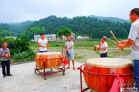 长乐镇马桥村男子威风锣鼓队自娱自乐中。