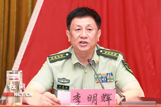 武警湖南省总队新任司令员李明辉表态发言。