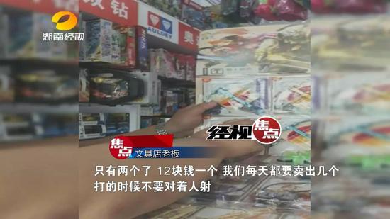 “牙签弩”的弓弩采用电镀锌合金材质,通过拉伸中间一根2毫米的钢绳获得拉力,将牙签瞬间弹出,犹如古代军队使用的缩小版弓弩。