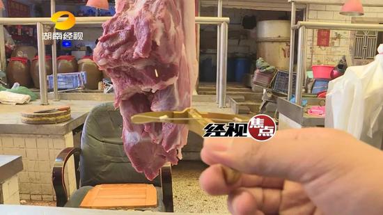 随后记者购买了这款牙签弩玩具,通过实验发现,牙签弩的最远射程达了4米。