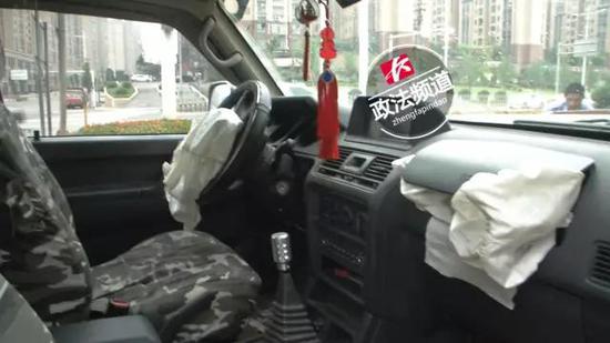 ▲记者从现场了解到,这辆越野车的车头已经严重损毁,车内的安全气囊也已经弹出,可见当时撞击力度非常的大。