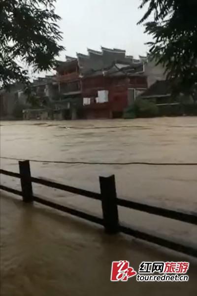 　23日凌晨5点，湖南湘西州吉首市，经过整夜暴雨，乾州古城景区内万溶江水位上涨，部分游步道一度被河水淹没，沿河景区关闭。视频截图