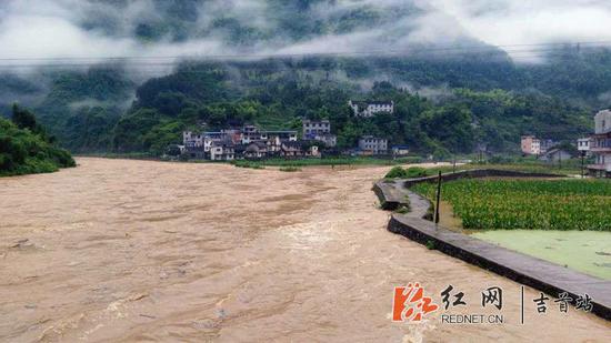 
	6月23日上午，吉首市矮寨—凤凰县禾库镇小兴村段道路中断。
