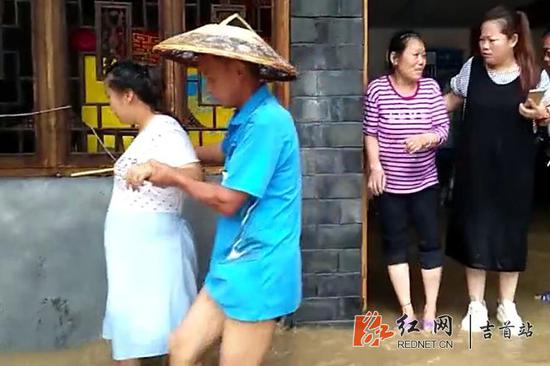 吉首市洪水进屋,孕妇被困,干部村民合力紧急救援。