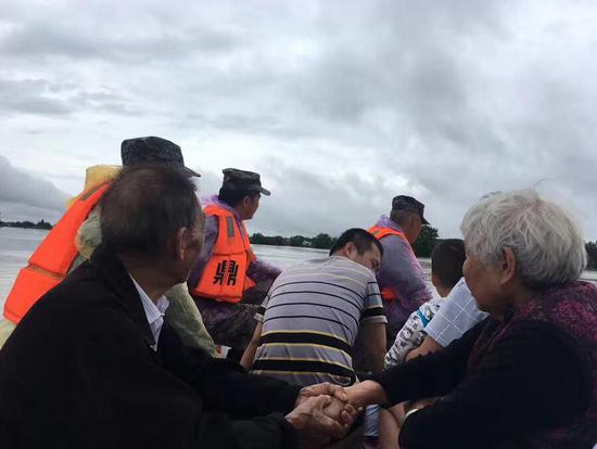 6月23日,一张温情照片刷爆常德人的朋友圈。(图由常德鼎城电视台新闻部提供)