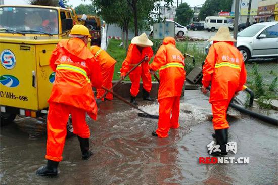 雨花区市政人员采取揭盖助流、机械疏通、动力抽排的方式,确保四大积水点迅速抽排到位。