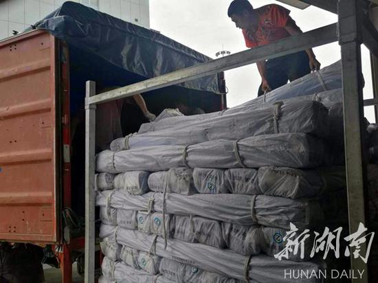 (救灾物资已于25日凌晨运灾区)