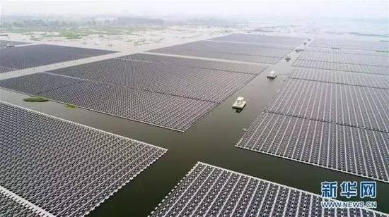 ↑安徽省淮南市潘集区采煤塌陷区水域上，总装机容量为40兆瓦的水上漂浮式光伏发电站开始陆续并网发电。