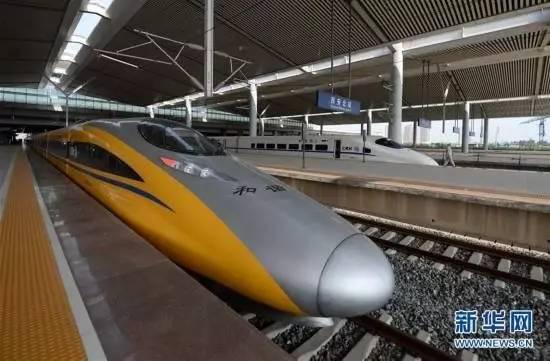 ↑我国首条穿越秦岭的高速铁路——西（安）成（都）高铁陕西段联调联试正式启动。