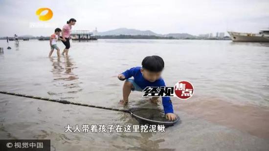 这样的行为无疑存在严重隐患,已经被风光带管理人员劝离。