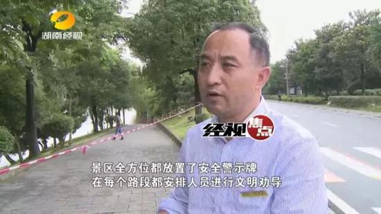 景区负责人介绍,由于洪峰过境长沙,昨天下午开始,这里的水位陡然上升。现在,橘子洲全线13公里长的亲水步道已经被全部淹没。