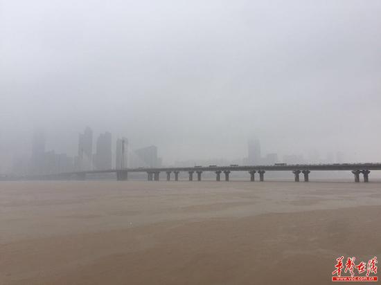 图为长沙市银盆岭大桥处，湘江水位上涨。通讯员 鲁米 摄