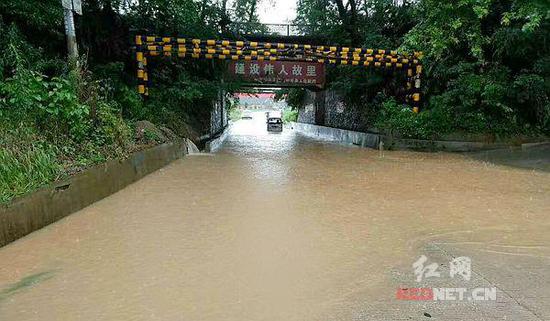韶茶干线渡槽被淹,石潭镇-乌石镇的道路被迫中断。